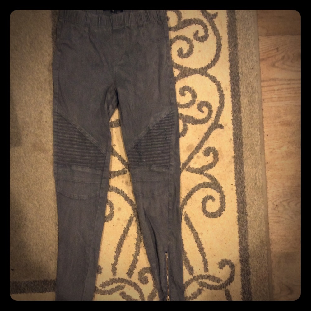 Grey jegging jeans
